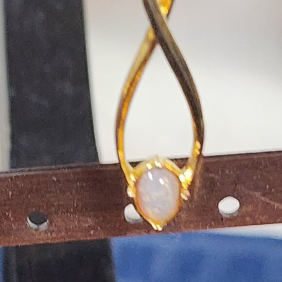 Avon Gold Tone Faux Opal Dangle Drop Figure Eight Vintage Magnet Clip On Earring - Picture 3 of 16